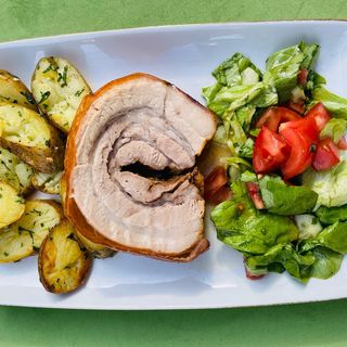Porchetta servită cu cartofi lionezi și salată fresh