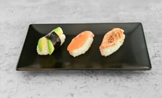 Nigiri de salmón flameado con salsa de anguila (2 uds.)