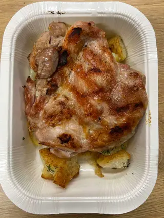 Маринована пилешка пържола с картофи соте (400г)