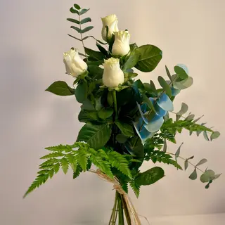 Cuatro Rosas Blancas