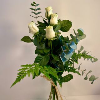 Cuatro Rosas Blancas