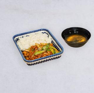 제육덮밥 Dzejuk rice bowl
