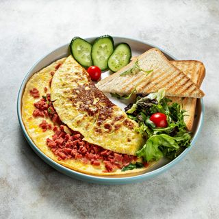 Омлет с колбасой халяль