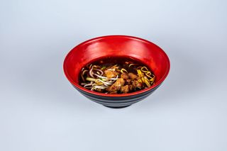 108. Spaghetti di grano in brodo con pollo e verdure