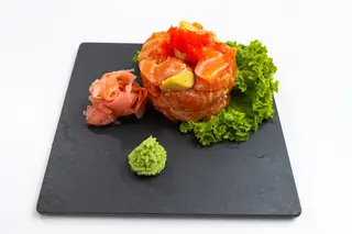 Salata Spicy salmon avocado
