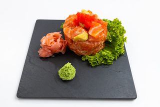 Salata Spicy salmon avocado