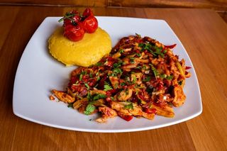 Tigaie picanta de porc cu mamaliguta - 3 portii - 750g/500g