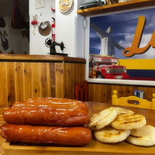 Salchicha Suiza Con Arepa (Ración)