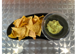 1\2 NACHOS CON GUACAMOLE