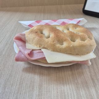 Focaccia cotto formaggio
