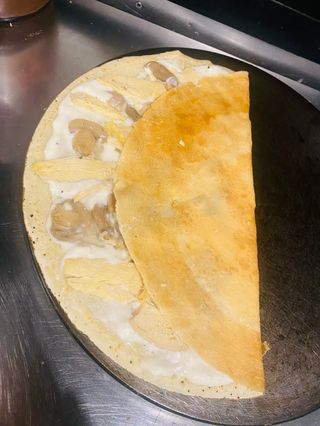 Crepe De Pollo, Champiñón Y Bechamel