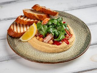 Домашній хумус зі смаженими креветками та помідорами чері (350g)