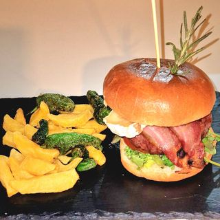 Hamburguesa Angus De Bacon y Queso Brie