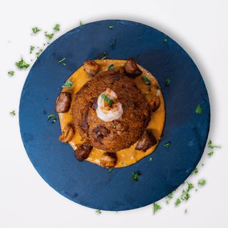 Bolón De Chicharrón De Pescado Y Camarón Con Salsa De Maní