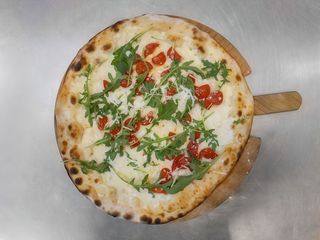 Pizza crudaiola gigante