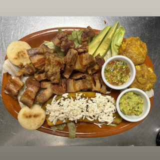 Bandeja de chicharron + Coca Cola 2L