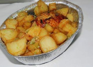 Pollo + Papas En Tarrina Con Salsa