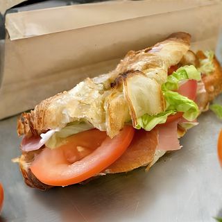 Croissant cu crema de branza si prosciutto