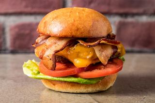 Bacon cheese burger con fries