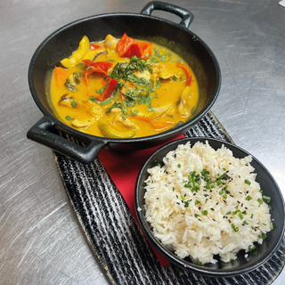 Pollo al curry amarillo tailandés