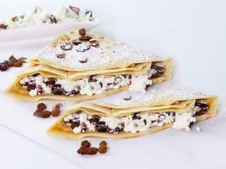 Clatite cu branza dulce si stafide (2 buc)