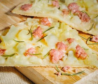 Pizza patate e salsiccia al spicchio 