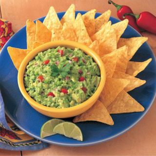 Nachos con carne kebab, queso y guacamole
