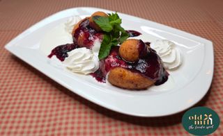 Papanasi prajiti cu smantana si gem de afine..