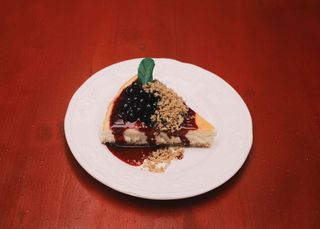 ჩიზქეიქი კენკრის კომპოტით და ნიგვზით