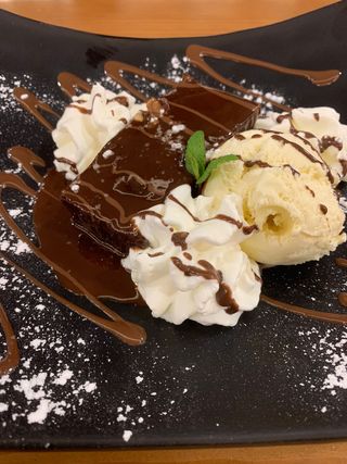 Brownie De Chocolate Con Y Helado De Vainilla Nueces