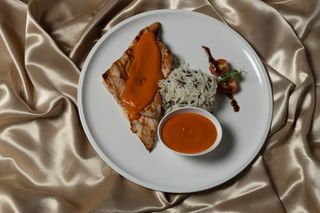 Piept de curcan cu sos de ardei rosu & orez salbatic