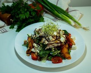 Salată de pui cu piersici la grill