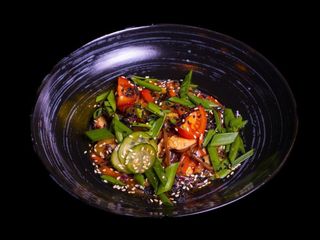 Соба з куркою та овочами