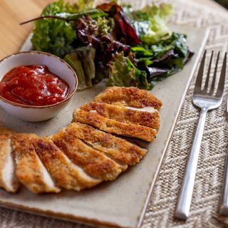 Шніцель з індичого філе з салатом