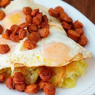 Huevos Rotos con Chistorra y Salchichas