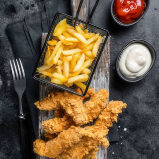 Pollo empanado con patata fritas
