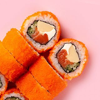 Рол з сьомгою та японським омлетом