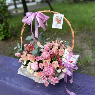 Корзинка з півонією 