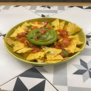 Totopos con guacamole