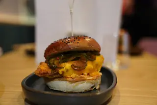 Koreański burger z kurczaka