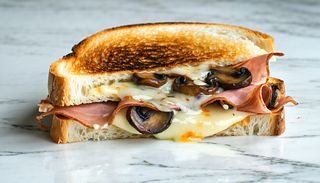 Tost z serem, pieczarkami i szynką