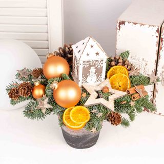 Aranjament cu globuri mate si casuta de lemn