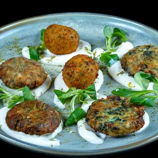 Сет кюфтенца с млечно-чеснов сос (250гр)