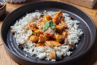 Piept de pui cu ciuperci în sos picant cu orez basmati