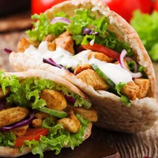 Kebab Bułka surówkami