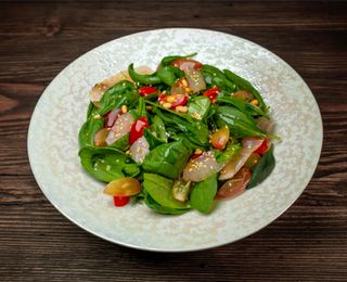 Salată din spanac cu biban afumat