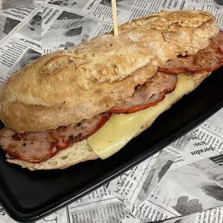 Baguette De Lomo Con Queso