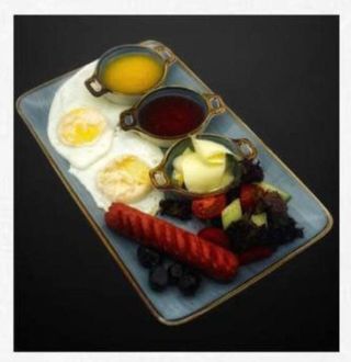 Большой завтрак на тарелке с сосиской