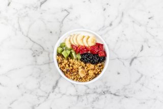 Iogurte com Granola, Frutas da Época e Mel