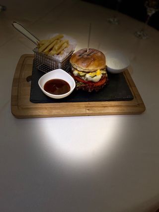 Burger de vita & cartofi aromatizati